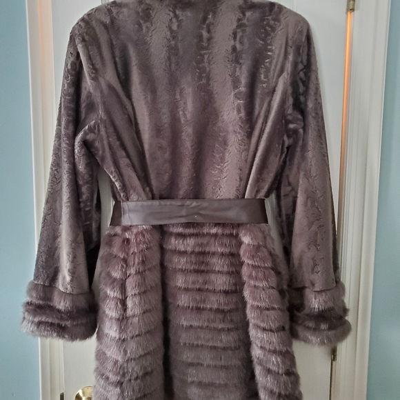 Dennis Basso Faux Fur jacket warm gray belted - Picture 3 of 5